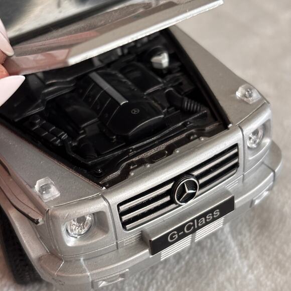 Welly 2016 Mercedes G-Wagen 1/24 Diecast Silver G-Class Wagon SUV *Part Missing* - Picture 7 of 11